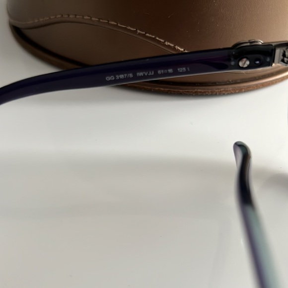 Authentic Gucci sunglasses with leather case. Navy blue/purple frame. - Picture 2 of 5